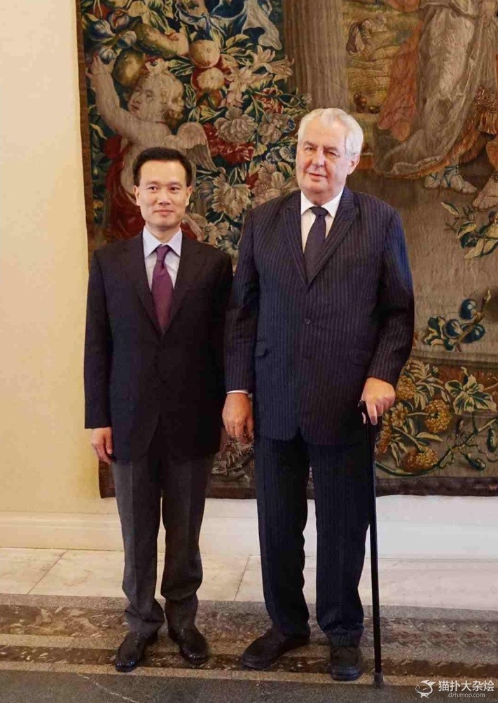 Osnivač CEFC-a Ji Đianming tiho je postao specijalni ekonomski savetnik češkog predsednika Miloša Zemana, što je bilo objavljeno tek šest meseci nakon njegovog imenovanja